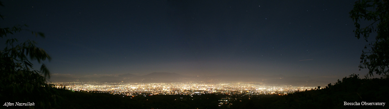 Foto kota Bandung pada malam hari diambil dari kawasan Observatorium Bosscha. foto:alfan nasrulloh