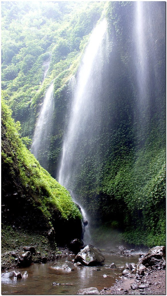 Setelah susur sungai yang cukup jauh, akhirnya saya dan dua teman saya sampai di tiga air terjun pertama. Sebelum menuju air terjun utama, orang harus melewati tiga air terjun ini. Orang akan lewat dibawah air terjun ini sehingga bisa dipastikan kalau kita akan basah jika tidak menggunakan jas hujan. Pastikan juga barang-barang elektronik yang dibawa seperti Handphone dan kamera telah dibungkus erat dengan kantong plastik. Akhirnya saya bisa mengambil gambar yang berapa belas tahun yang lalu hanya bisa saya lihat lewat kalender.