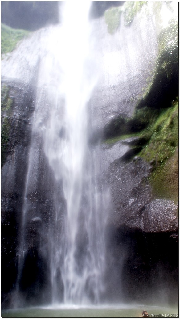 Ini adalah air terjun utama Madakaripura atau air terjun paling besar yang ada. Total ada lima air terjun. Tiga air terjun pertama ada di jalan yang dilewati orang ketika menuju lokasi air terjun utama ini. Dan dua air terjun yang lain adalah air terjun ini dan air terjun desebelahnya. Air terjun di sebelanya memiliki tinggi yang sama dengan air terjun ini tetapi sedikit lebih kecil debit airnya. #jagalingkungan