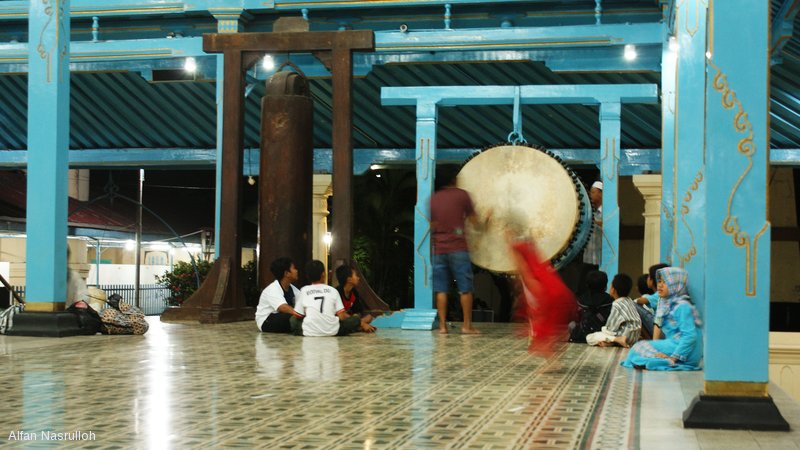 Anak-anak memukul bedug mengiringi takbir malam Idul Adha, Serambi Masjid Surakarta, 2013